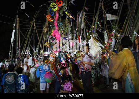 SHIMONOSEKI, Giappone - agosto 07: la gente a piedi con ornamenti tanabata presso il santuario composto durante l'annuale Festival Suhoutei Iminomiya al Santuario il 7 agosto 2019 a Chofu, Shimonoseki, prefettura di Yamaguchi, Giappone. La festa risale al II secolo, ogni anno la popolazione locale si riuniranno presso il santuario composto a camminare intorno a un gigante di pietra con molto alti labrums bambù attaccato al loro corpo durante la riproduzione attraverso i suoni di gong e tamburi taiko. Credito: Aflo Co. Ltd./Alamy Live News Foto Stock