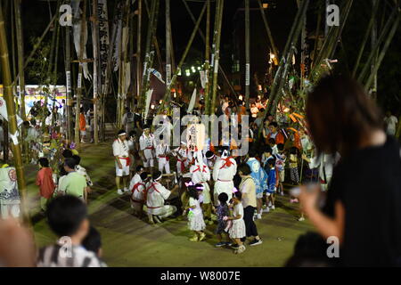 SHIMONOSEKI, Giappone - agosto 07: la gente a piedi con ornamenti tanabata presso il santuario composto durante l'annuale Festival Suhoutei Iminomiya al Santuario il 7 agosto 2019 a Chofu, Shimonoseki, prefettura di Yamaguchi, Giappone. La festa risale al II secolo, ogni anno la popolazione locale si riuniranno presso il santuario composto a camminare intorno a un gigante di pietra con molto alti labrums bambù attaccato al loro corpo durante la riproduzione attraverso i suoni di gong e tamburi taiko. Credito: Aflo Co. Ltd./Alamy Live News Foto Stock