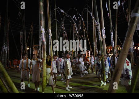 SHIMONOSEKI, Giappone - agosto 07: i partecipanti prendono parte durante l'annuale Festival Suhoutei Iminomiya al Santuario il 7 agosto 2019 a Chofu, Shimonoseki, prefettura di Yamaguchi, Giappone. La festa risale al II secolo, ogni anno la popolazione locale si riuniranno presso il santuario composto a camminare intorno a un gigante di pietra con molto alti labrums bambù attaccato al loro corpo durante la riproduzione attraverso i suoni di gong e tamburi taiko. Iminomiya Jinja ospita questo festival unico Suhoutei Festival che è stato designato dalla Prefettura di Yamaguchi come immateriali di beni culturali. Credito: Aflo Co. Ltd./Alamy Live News Foto Stock