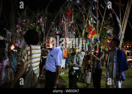 SHIMONOSEKI, Giappone - agosto 07: la gente a piedi con ornamenti tanabata presso il santuario composto durante l'annuale Festival Suhoutei Iminomiya al Santuario il 7 agosto 2019 a Chofu, Shimonoseki, prefettura di Yamaguchi, Giappone. La festa risale al II secolo, ogni anno la popolazione locale si riuniranno presso il santuario composto a camminare intorno a un gigante di pietra con molto alti labrums bambù attaccato al loro corpo durante la riproduzione attraverso i suoni di gong e tamburi taiko. Credito: Aflo Co. Ltd./Alamy Live News Foto Stock