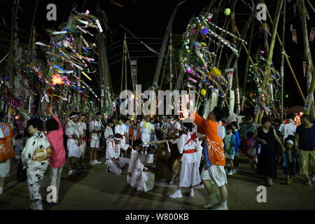 SHIMONOSEKI, Giappone - agosto 07: la gente a piedi con ornamenti tanabata presso il santuario composto durante l'annuale Festival Suhoutei Iminomiya al Santuario il 7 agosto 2019 a Chofu, Shimonoseki, prefettura di Yamaguchi, Giappone. La festa risale al II secolo, ogni anno la popolazione locale si riuniranno presso il santuario composto a camminare intorno a un gigante di pietra con molto alti labrums bambù attaccato al loro corpo durante la riproduzione attraverso i suoni di gong e tamburi taiko. Credito: Aflo Co. Ltd./Alamy Live News Foto Stock