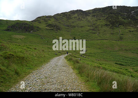 Una figura in lontananza camminando Watkins percorso fino alla vetta del Monte Snowdon nel Parco Nazionale di Snowdonia nel Galles del Nord, Regno Unito Foto Stock