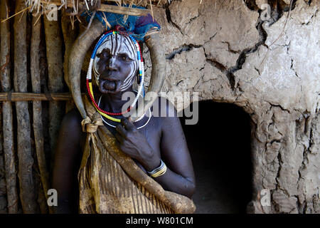 Donna sposata con abiti tradizionali e ornamenti con il suo labbro rimosso la piastra, la tribù dei Mursi, Parco Nazionale di Mago. Etiopia, Novembre 2014 Foto Stock