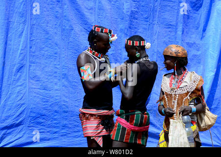 Uomini e donne in costumi tradizionali, chiave mercato Afar. Banna persone. Etiopia, Novembre 2014 Foto Stock