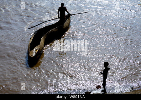 Canoe di legno che attraversa il fiume Omo, visto dall'alto. Territorio della tribù Dassanech. Bassa Valle dell'Omo. Etiopia, Novembre 2014 Foto Stock