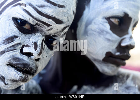 Karo ragazzi con pelle decorativo dipinto, close up ritratto, Karo tribù, Omo, Etiopia, Novembre 2014 Foto Stock