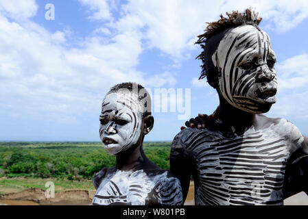 Karo ragazzi con pelle decorativo dipinto. Karo tribù, Omo, Etiopia, Novembre 2014 Foto Stock