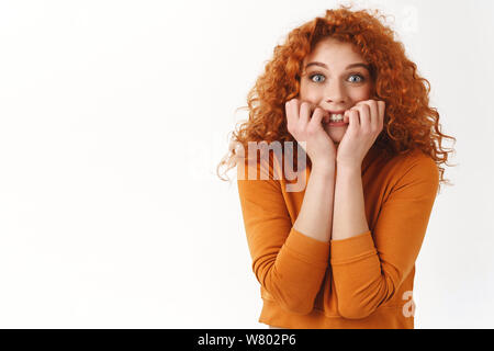 Emozionato allegro attraente redhead donna taglio di capelli ricci grande fan del cantante frequentare concerto mozzafiato, sento overhwhelmed felice ed emozionato, mordere f Foto Stock