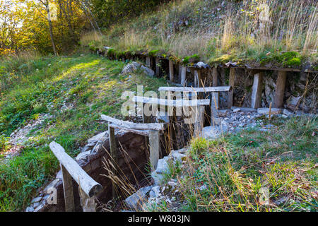 Mengore Hill Museum, il pulita e restaurata resti del primo Impero austro-ungarico linea di difesa dalla prima guerra mondiale. Passeggiata della Pace, Soca Valley, sulle Alpi Giulie, Slovenia, ottobre 2014. Foto Stock