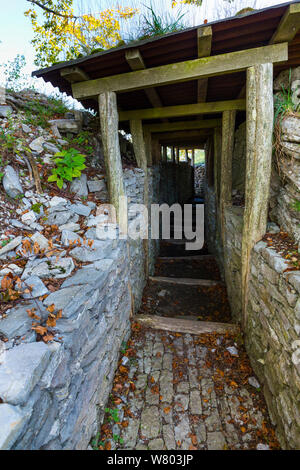 Mengore Hill Museum, il pulita e restaurata resti del primo Impero austro-ungarico linea di difesa dalla prima guerra mondiale. Passeggiata della Pace, Soca Valley, sulle Alpi Giulie, Slovenia, ottobre 2014. Foto Stock