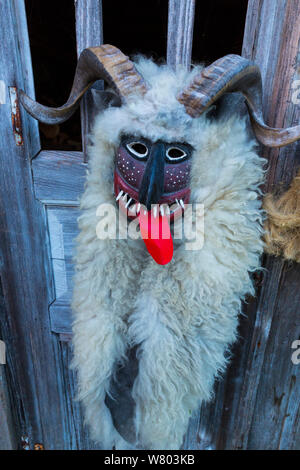 Le maschere utilizzate per il carnevale di Dreznica, Dreznica, sulle Alpi Giulie, Slovenia, ottobre 2014. Foto Stock