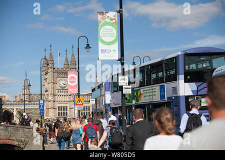 Banner per Bristol Capitale verde europea 2015 di fronte la stazione ferroviaria di Bristol Temple Meads, Bristol, Inghilterra, Regno Unito. Agosto 2015. Foto Stock