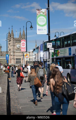 Banner per Bristol Capitale verde europea 2015 di fronte la stazione ferroviaria di Bristol Temple Meads, Bristol, Inghilterra, Regno Unito. Agosto 2015. Foto Stock