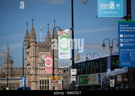 Banner per Bristol Capitale verde europea 2015 di fronte la stazione ferroviaria di Bristol Temple Meads, Bristol, Inghilterra, Regno Unito. Agosto 2015. Foto Stock