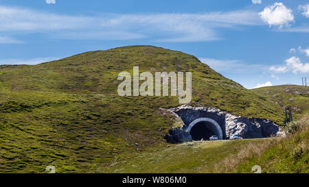 Vista panoramica di una montagna con un ingresso in galleria e auto in Norvegia e Scandinavia Foto Stock