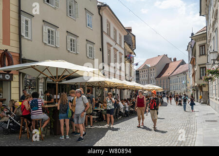 Lubiana, Slovenia. Il 3 agosto 2019. Ristoranti esterni su una city centre street Foto Stock