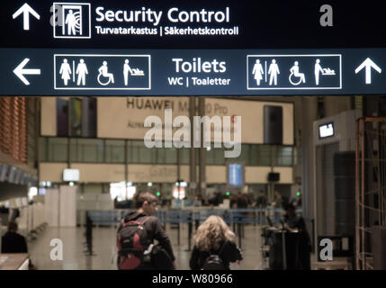 Servizi igienici segno di Helsinki Airport Terminal Foto Stock