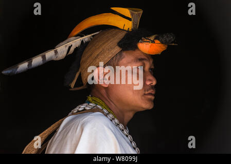 Nyshi uomo dentro Nyshi casa lunga, Nyshi tribù, Arunachal Pradesh.nord est dell India, novembre 2014. Foto Stock