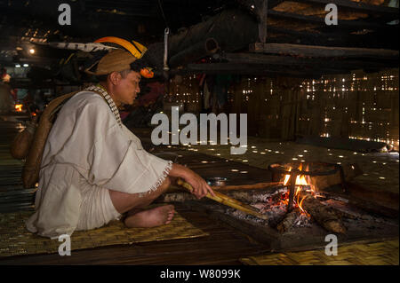 Nyshi uomo dentro Nyshi casa lunga, Nyshi tribù, Arunachal Pradesh.nord est dell India, novembre 2014. Foto Stock