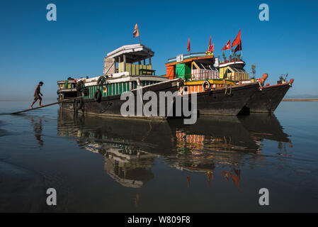 Traghetto sul fiume Brahmaputra, Assam, nord-est dell India, ottobre 2014. Foto Stock