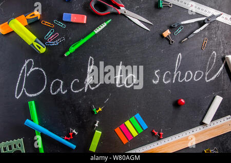 Si torna a scuola scritto su un gesso nero lavagna nera Foto Stock