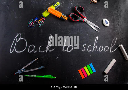 Si torna a scuola scritto su un gesso nero lavagna nera Foto Stock