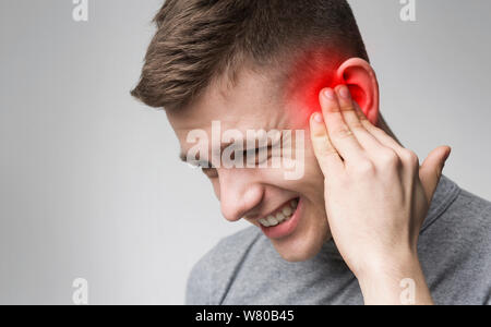 Giovane con mal di orecchio, affetti da otite Foto Stock