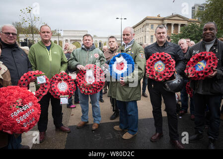 Il Royal Artillery Memorial, Hyde Park Corner, Londra, Regno Unito. 8 Novembre, 2015. Fino a un migliaio di scooteristi di recarsi nella zona ovest di Londra su Remembra Foto Stock