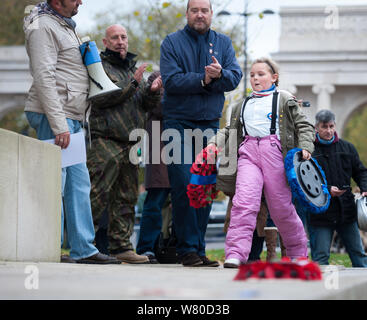 Il Royal Artillery Memorial, Hyde Park Corner, Londra, Regno Unito. 8 Novembre, 2015. Fino a un migliaio di scooteristi di recarsi nella zona ovest di Londra su Remembra Foto Stock