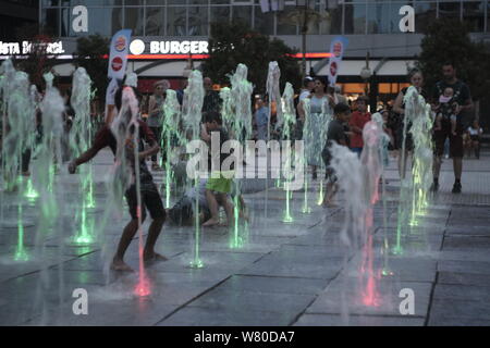 Luglio 2019 è stata messa a terra il mese più caldo sul record, battitura o legatura di luglio 2016. Тhe onda di calore realizzato i bambini chill nella città di fontane Foto Stock