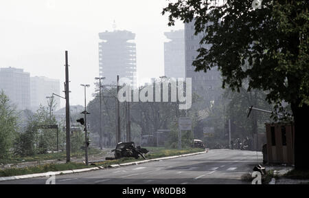 Il 30 aprile 1993 durante l'assedio di Sarajevo: la vista verso est lungo Zmaja od Bosne ('sniper alley") vicino all'Hotel Bristol. Un paio di vetture hanno schiantato la centrale di prenotazione, vittime di serbo-bosniaco cecchini dal giorno prima. Foto Stock