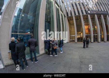 Manhattan, New York. La gente guarda in uno studio di notizie di Fox a costruzione di notizie Corp., a 1211 Avenue of the Americas, mentre una trasmissione di notizie sta ottenendo filmata. Foto Stock