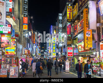 Kabukicho, Tokyo. I negozi e i ristoranti di notte nel quartiere Kabukichō, Shinjuku, Tokyo, Giappone Foto Stock