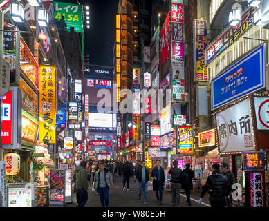 Kabukicho, Tokyo. I negozi e i ristoranti di notte nel quartiere Kabukichō, Shinjuku, Tokyo, Giappone Foto Stock