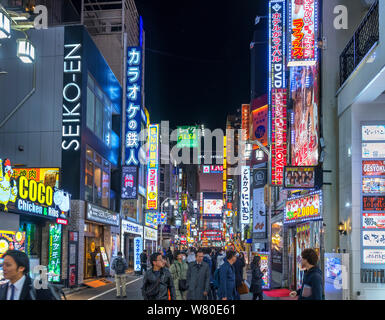 Kabukicho, Tokyo. I negozi e i ristoranti di notte nel quartiere Kabukichō, Shinjuku, Tokyo, Giappone Foto Stock