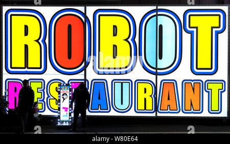 Segno per il Robot ristorante nel quartiere Kabukichō, Shinjuku, Tokyo, Giappone Foto Stock