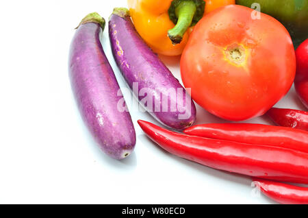 Succosa fresca peperoni e pomodori con melanzana isolati su sfondo bianco Foto Stock