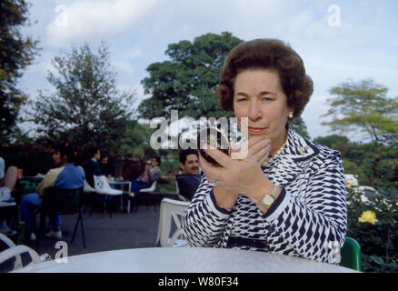 La Queen Elizabeth impersonator Jeanette Charles Foto Stock