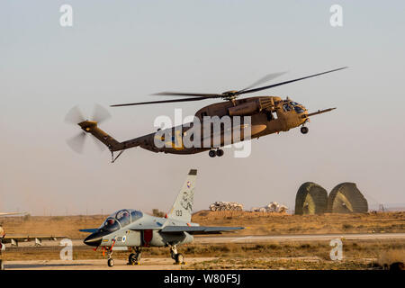 Israele. Un CH-53 trasporti pesanti elicottero dimostra air assault tecniche durante una esibizione aerea a Hatzerim Air Force Base, Giugno 2019 Foto Stock