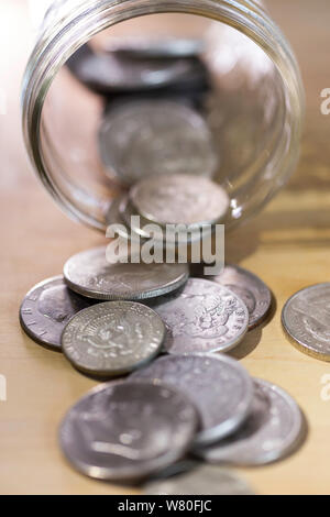 Carica allentato fuoriuscita da un vaso di vetro, STATI UNITI D'AMERICA Foto Stock