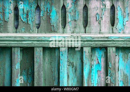 Vecchia staccionata in legno sporcato con peeling blu vernice color turchese. Disegno astratto dello sfondo. Foto Stock