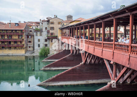 23,Ottobre, 2013 - Bassano del Grappa, Italia - Il più famoso ponte in Italia, noto anche come "ponte vecchio" o "Ponte degli Alpini", è stata costruita sopra Foto Stock