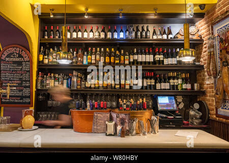 Vista orizzontale di un tipico bar di tapas a Madrid. Foto Stock