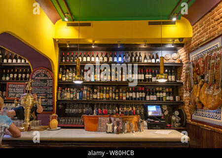 Vista orizzontale di un tipico bar di tapas a Madrid. Foto Stock