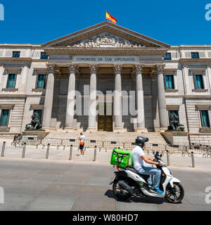 Vista sulla piazza di Palacio de las Cortes in Madrid. Foto Stock
