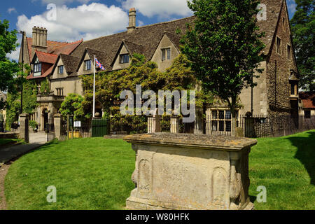 La Old Bell Hotel, Malmesbury, ha detto di essere il più antico hotel in Gran Bretagna. (Visto dall'Abbazia motivi). Foto Stock