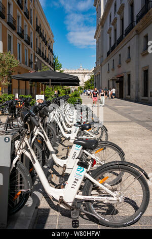 Vista verticale di una stazione BiciMAD in Madrid. Foto Stock