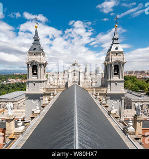 Antenna di piazza vista sul tetto della cattedrale di Almudena in Madrid. Foto Stock