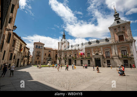 Vista orizzontale della Plaza de la Ville nella parte più antica di Madrid. Foto Stock