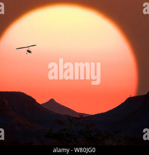 Tramonto della Namibia e powered deltaplano - Damaraland nel nord della Namibia Foto Stock